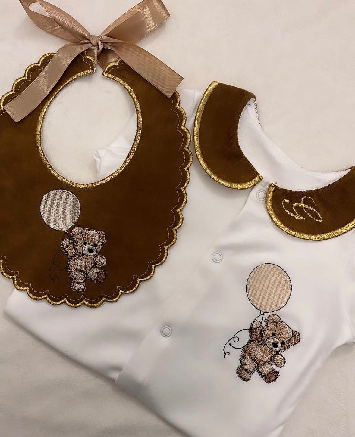 Scallop teddybear babygrow and bib set