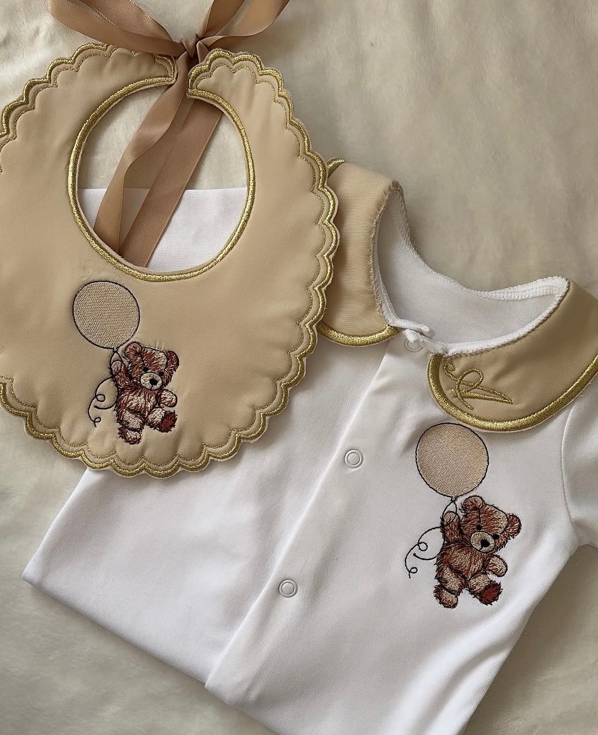 Scallop Teddybear babygrow and bib set